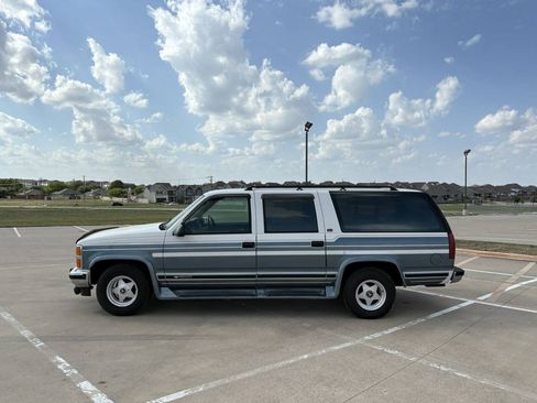 Used 1993 Chevrolet Suburban 2WD image 2