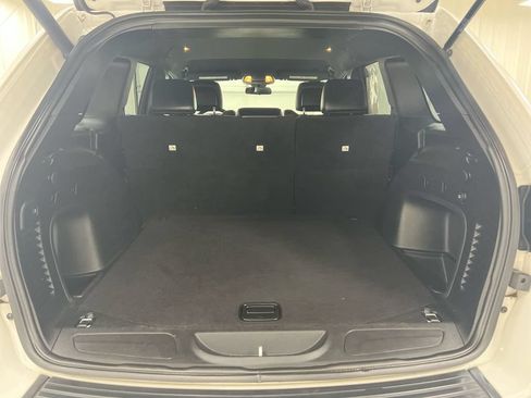 Used 2021 Jeep Grand Cherokee Laredo X AWD/4WD image 24