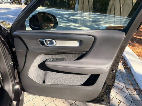 Certified 2025 Volvo XC40 B5 Plus image 18