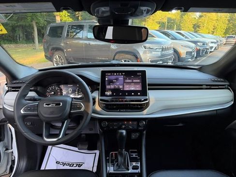 Certified 2025 Jeep Compass Limited AWD/4WD image 10