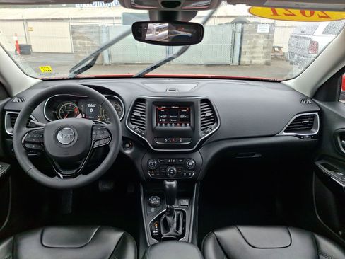 Certified 2021 Jeep Cherokee Latitude Plus AWD/4WD image 9