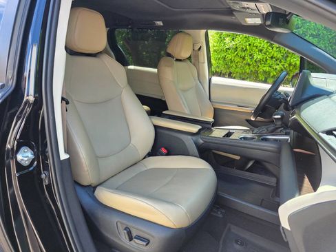 Used 2021 Toyota Sienna XLE FWD image 37