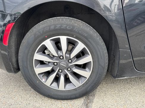 Used 2024 Chrysler Pacifica Limited FWD image 4