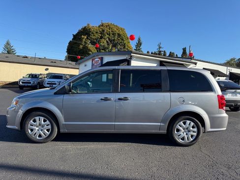 Used 2019 Dodge Grand Caravan SE w/ UConnect Hands-Free Group image 3