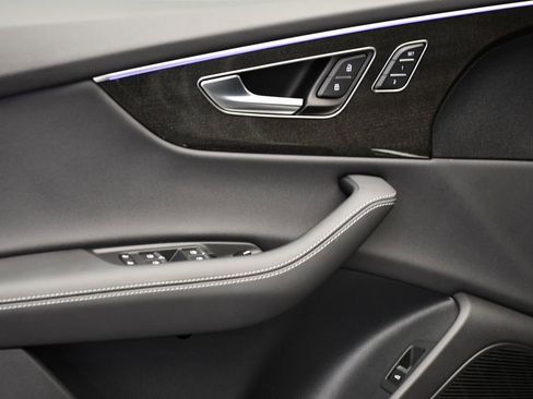 Used 2025 Audi Q8 Premium Plus image 32