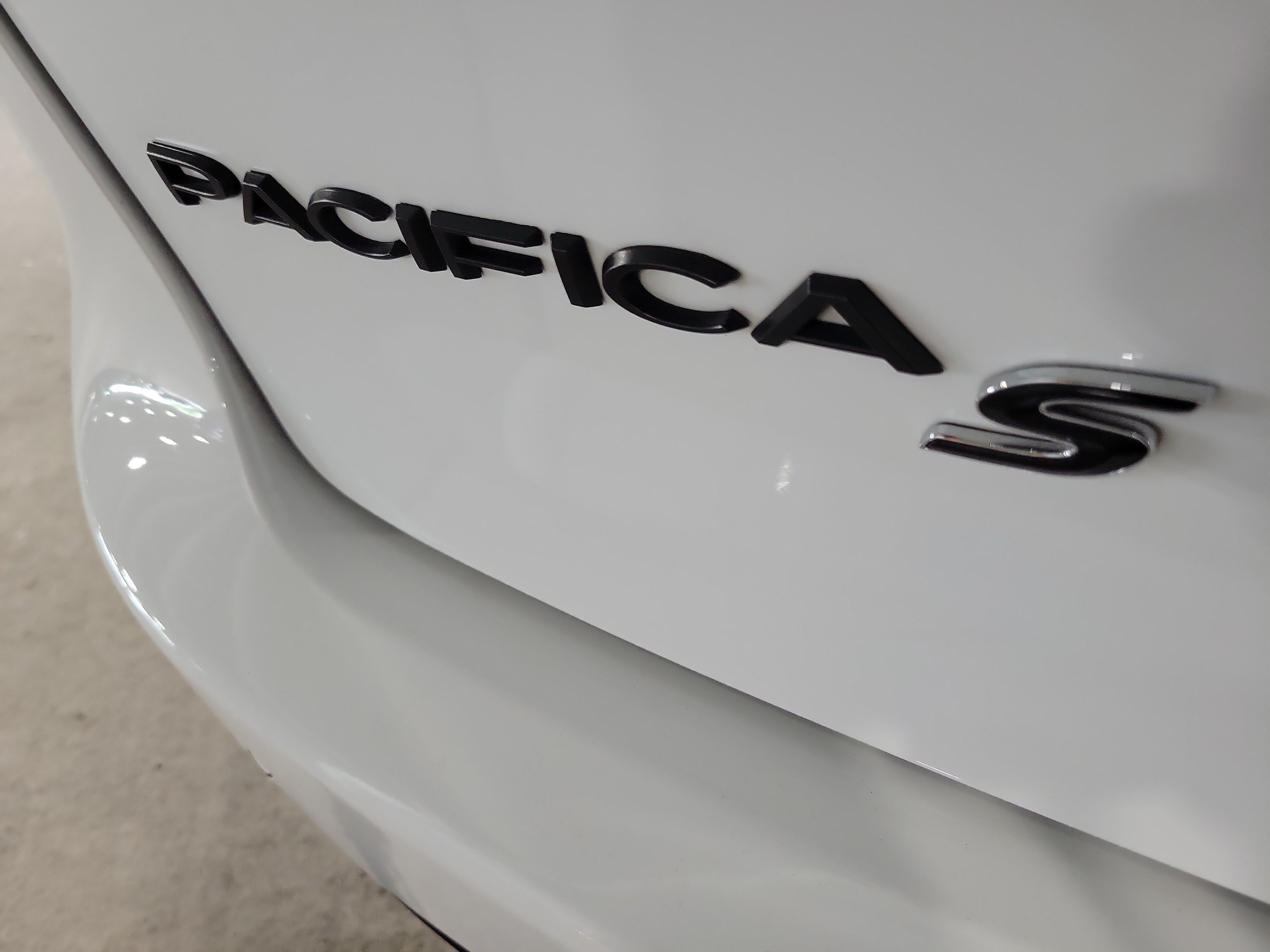 Used 2024 Chrysler Pacifica Limited FWD image 8