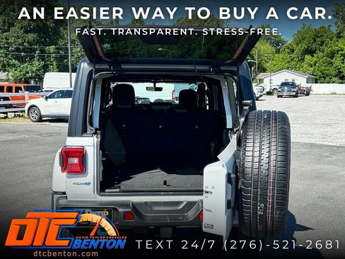 Used 2022 Jeep Wrangler Unlimited Sahara w/ Cold Weather Group AWD/4WD image 9