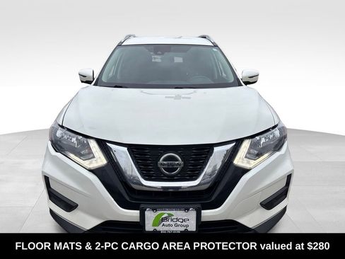 Used 2019 Nissan Rogue SV image 2