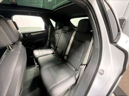 Used 2023 Porsche Cayenne Platinum Edition image 31