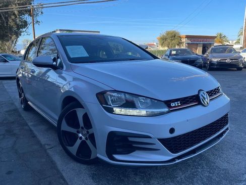 Used 2018 Volkswagen GTI SE FWD image 3
