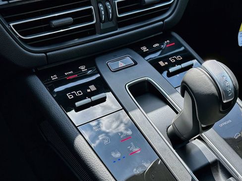 New 2026 Porsche Macan AWD/4WD image 18