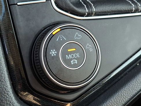 Certified 2025 Volkswagen Taos SE w/ Panoramic Sunroof Package image 22