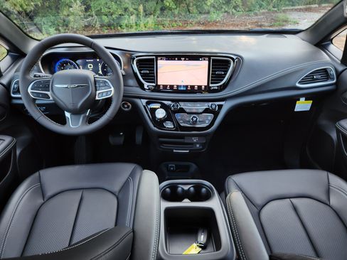New 2026 Chrysler Pacifica Select FWD image 3