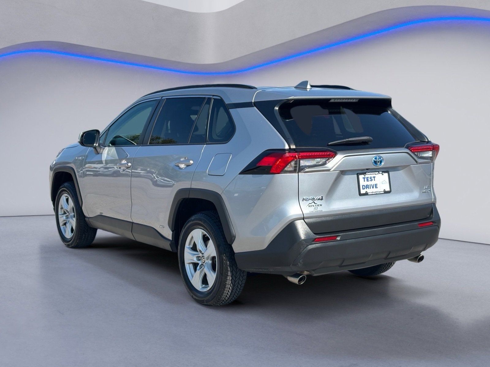 Used 2021 Toyota RAV4 LE AWD/4WD image 2