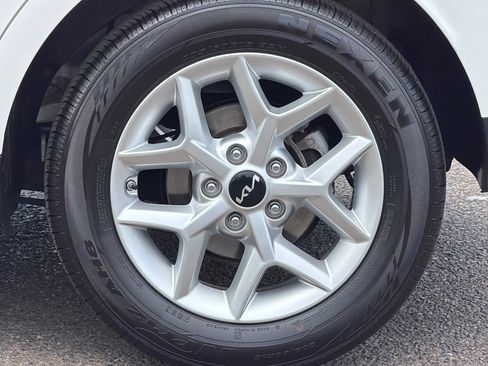 Used 2025 Kia Soul LX w/ LX Technology Package FWD image 25