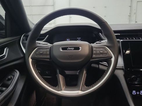 Used 2025 Jeep Grand Cherokee L Laredo image 12