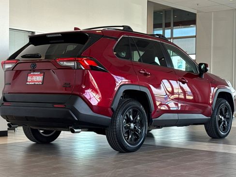 Certified 2021 Toyota RAV4 XLE w/ Convenience Package AWD/4WD image 4