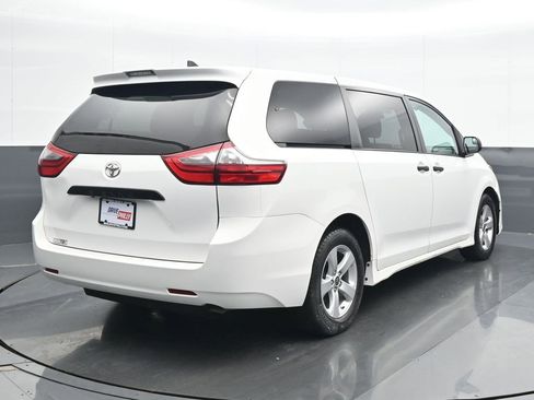 Used 2020 Toyota Sienna L image 6