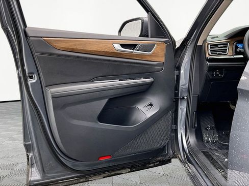 Used 2025 Volkswagen Atlas SE FWD image 23