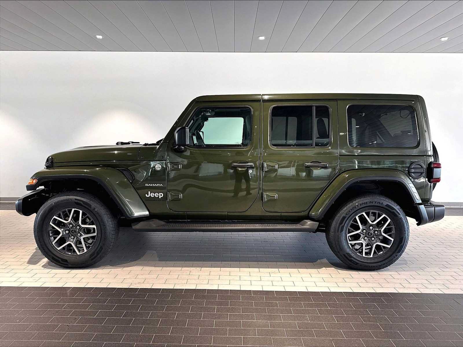 Used 2024 Jeep Wrangler Unlimited Sahara AWD/4WD image 2