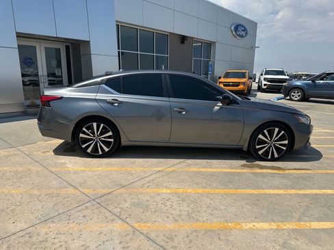 Used 2022 Nissan Altima 2.5 SR FWD image 8