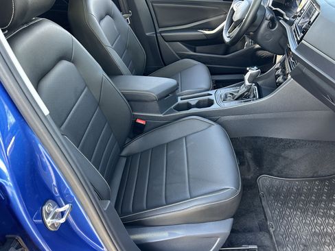 Used 2024 Volkswagen Jetta SE w/ Panoramic Sunroof Package FWD image 9