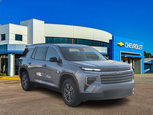 Used 2025 Chevrolet Traverse LT image 7