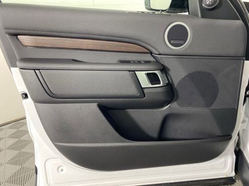 Used 2025 Land Rover Discovery S image 18