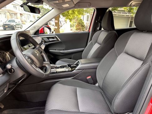 Used 2025 Mitsubishi Outlander ES FWD image 16