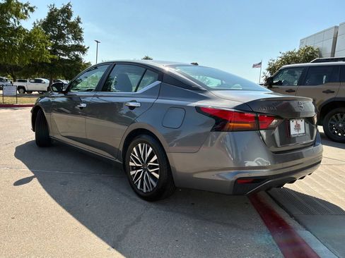 Used 2024 Nissan Altima 2.5 SV FWD image 8