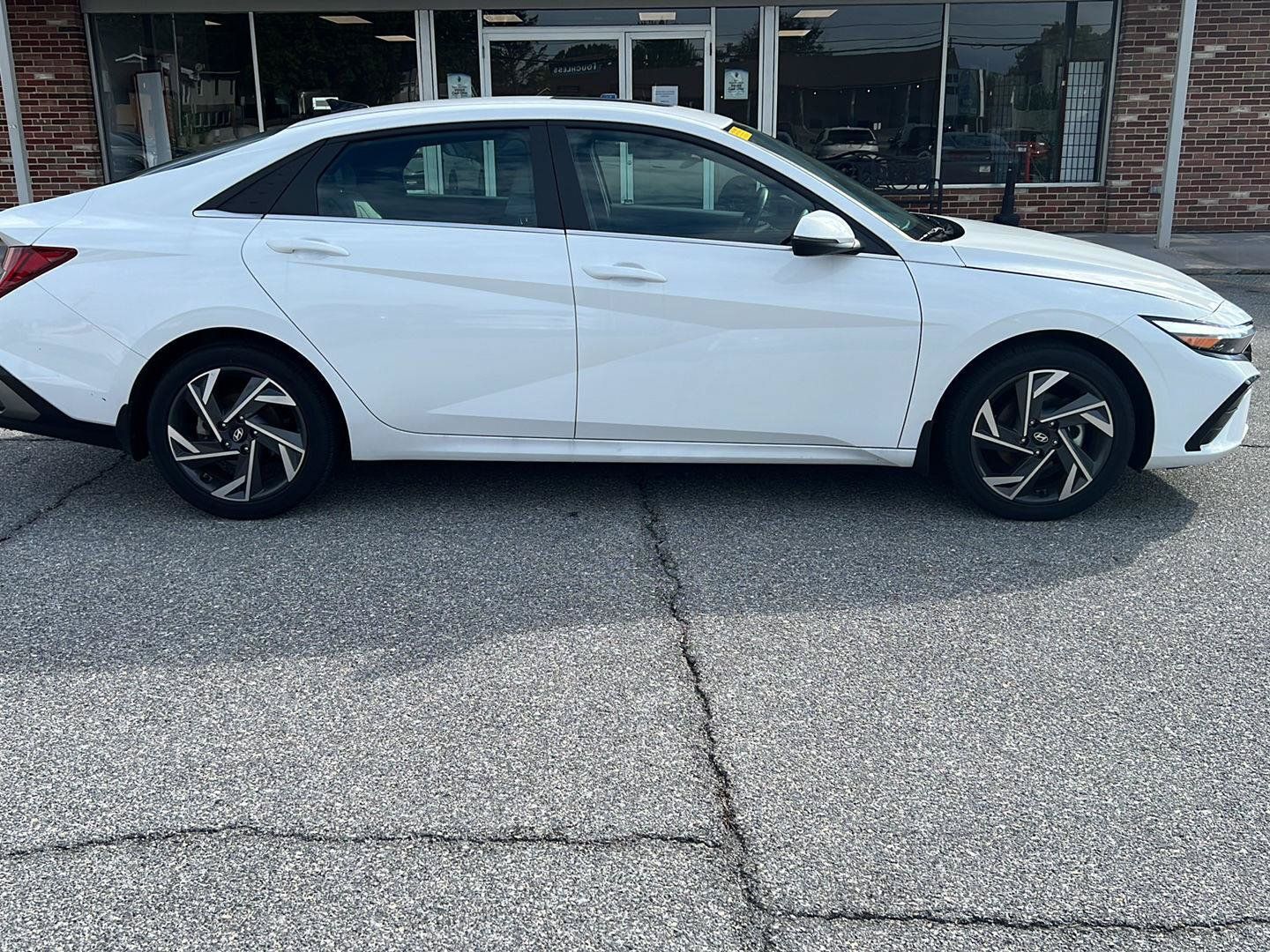 Used 2025 Hyundai Elantra Limited FWD image 6