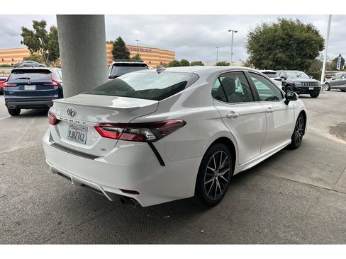 Used 2024 Toyota Camry SE FWD image 5