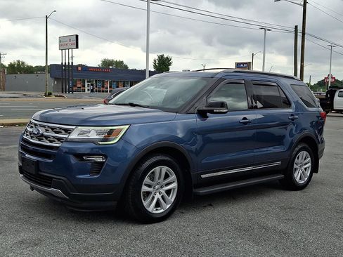 Used 2018 Ford Explorer XLT w/ Equipment Group 202A AWD/4WD image 3