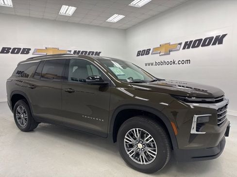 Used 2024 Chevrolet Traverse LT w/ Trailering Package image 3