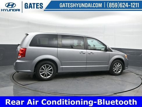 Used 2016 Dodge Grand Caravan SE image 3