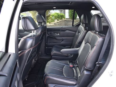 Used 2025 Honda Pilot TrailSport image 6