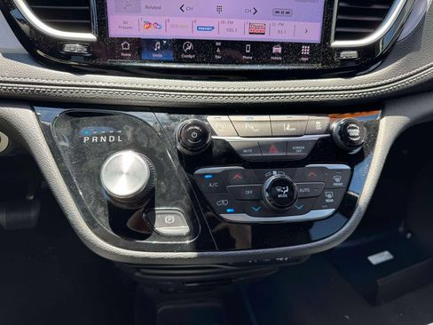 Used 2024 Chrysler Pacifica Limited FWD image 31