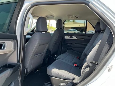 Used 2025 Ford Explorer Active RWD image 11