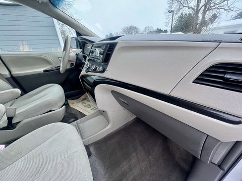 Used 2013 Toyota Sienna L image 20