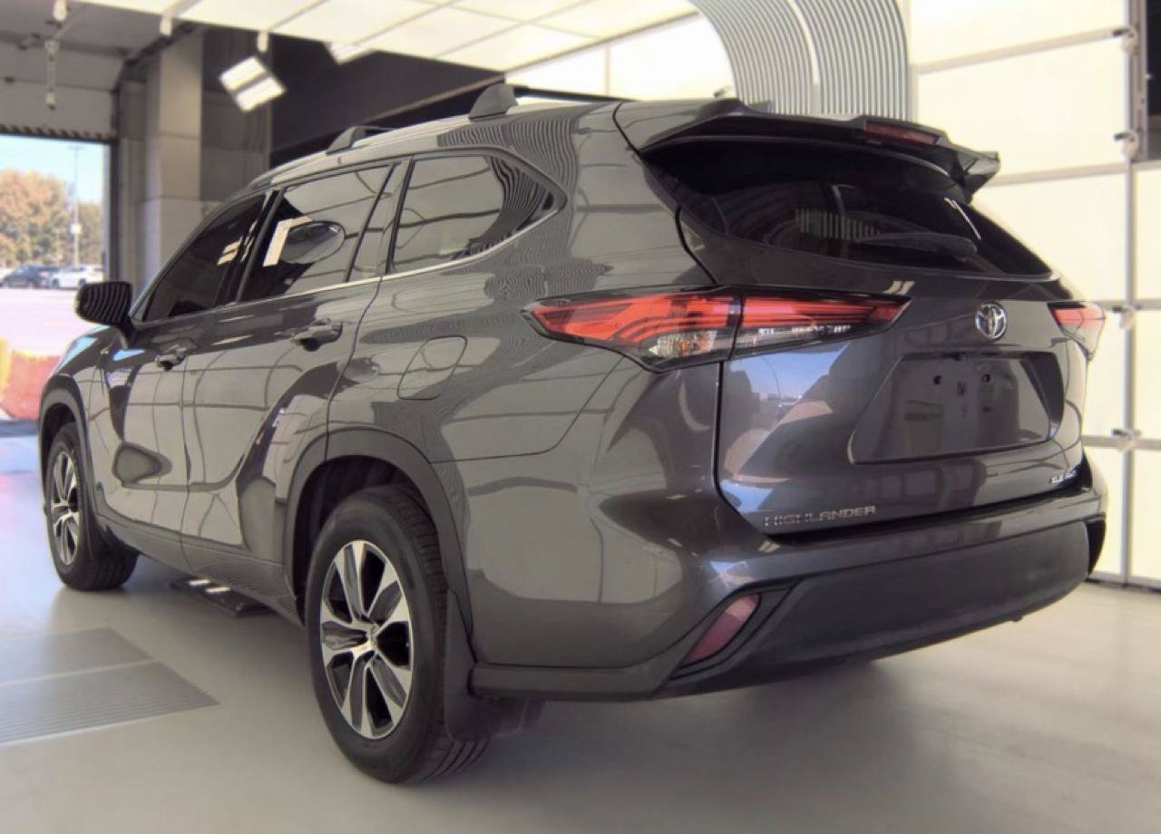Used 2022 Toyota Highlander XLE AWD/4WD image 3