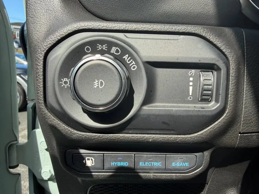 Used 2023 Jeep Wrangler Unlimited Sahara AWD/4WD image 15