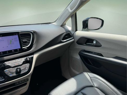 Used 2024 Chrysler Pacifica Touring-L FWD image 16