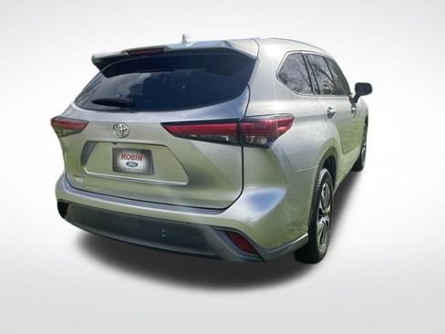Used 2021 Toyota Highlander XLE FWD image 5