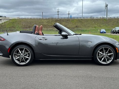 Used 2022 MAZDA MX-5 Miata Grand Touring w/ Weather Package image 2