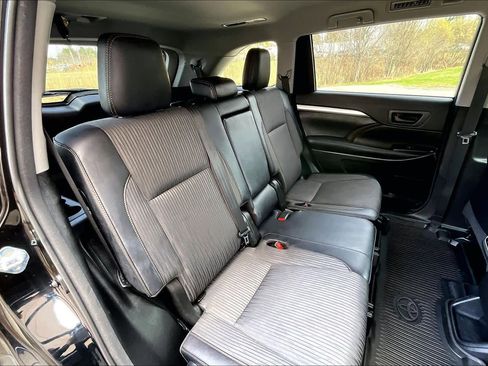 Certified 2018 Toyota Highlander Plus w/ Carpet Mat Package (TMS) AWD/4WD image 20