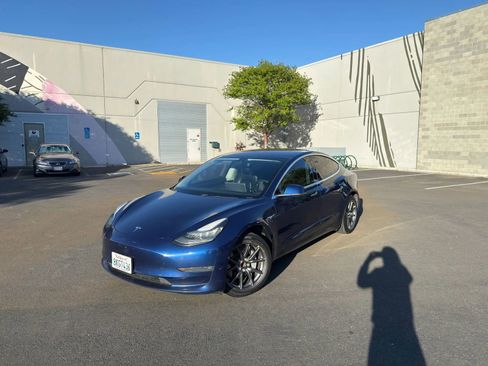 Used 2019 Tesla Model 3 Standard Range Plus image 2