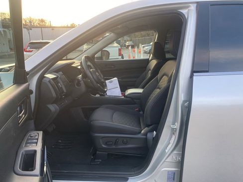 Used 2024 Nissan Pathfinder SV image 4