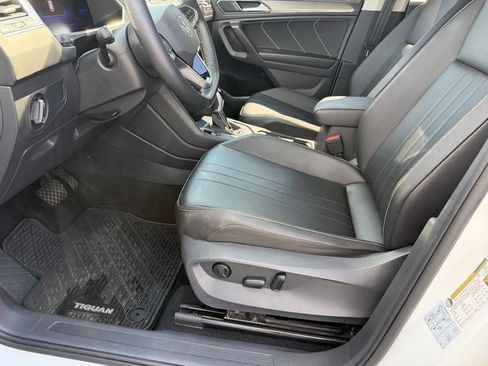 Used 2022 Volkswagen Tiguan SE w/ Panoramic Sunroof Package FWD image 14
