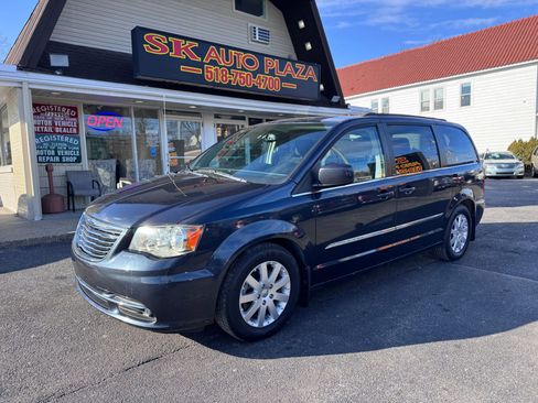 Used 2013 Chrysler Town & Country Touring image 3