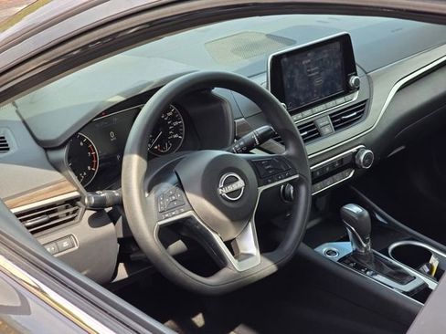 Used 2024 Nissan Altima 2.5 SV image 16